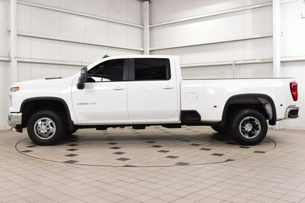2025 Chevrolet Silverado 3500HD LT photo 4