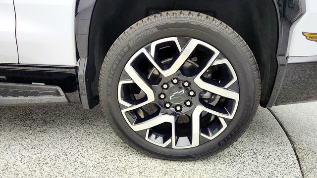 2025 Chevrolet Silverado EV e4WD Crew Cab Max Range RST w/ Hard Folding Truck Bed Cover - 23012596 - 8