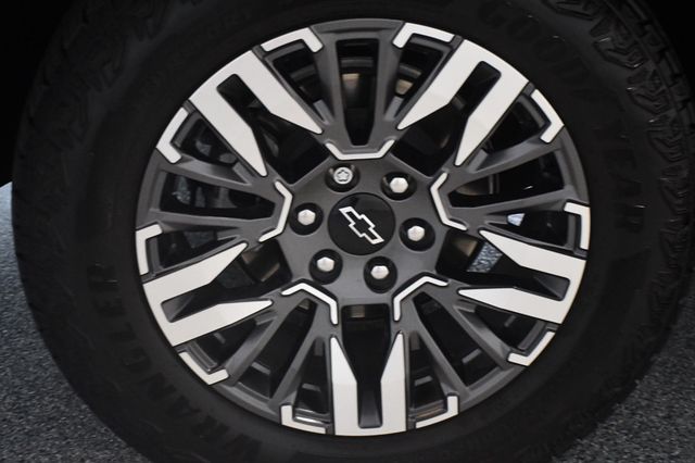 2025 Chevrolet Suburban 25 CHEVY SUBURBAN Z/71-LOW MILES-BLACK - 23078925 - 19
