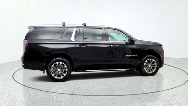 2025 Chevrolet Suburban 4WD 4dr LT w/ Comfort Pkg, Pano Roof, 20'' Wheels & Tow Pkg - 23094562 - 3