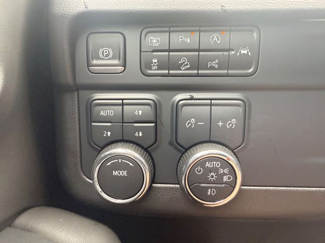 2025 Chevrolet Suburban 4WD 4dr Z71 - 23069651 - 17