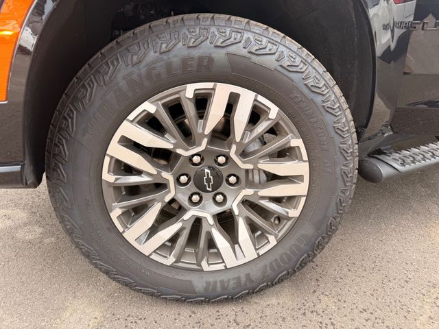 2025 Chevrolet Suburban 4WD 4dr Z71 - 23069651 - 24