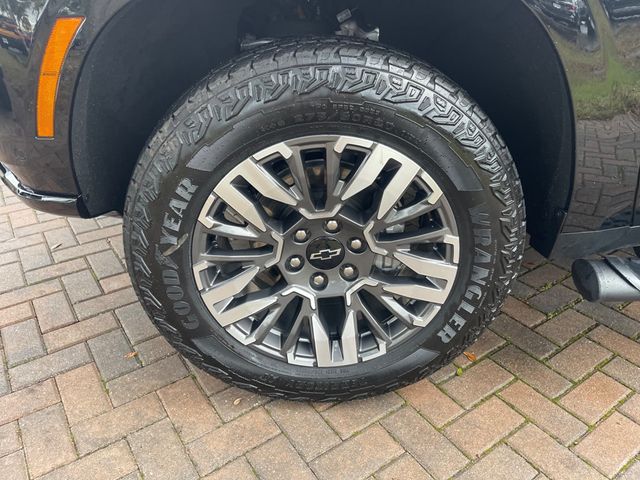 2025 Chevrolet Suburban Z71 - 22952629 - 9
