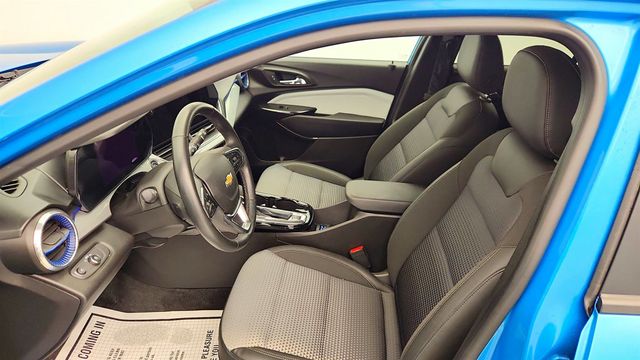 2025 Chevrolet Trax 4dr LT with Driver Confidence & Convenience Packages - 23009116 - 17