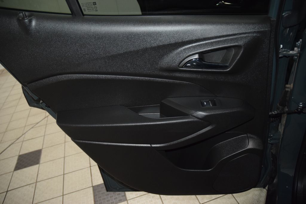 2025 Chevrolet Trax FWD 4dr LT - 23055355 - 38
