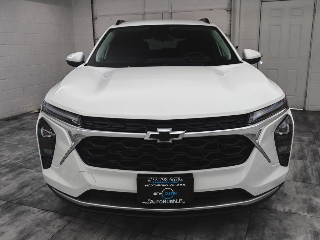 2025 Chevrolet Trax LT photo 2