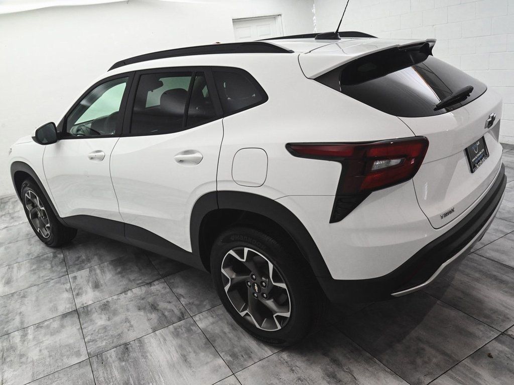 2025 Chevrolet Trax LT photo 4