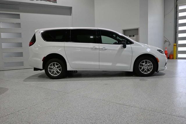 2025 Chrysler Pacifica Select FWD - 22988585 - 8