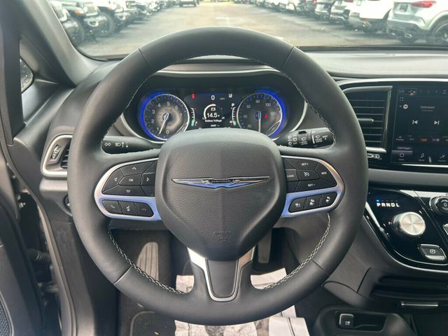 2025 Chrysler Pacifica Select's photo