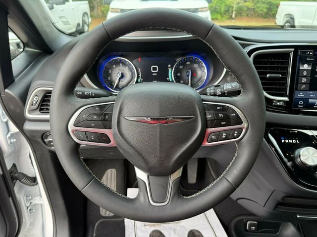 2025 Chrysler Pacifica Select's photo