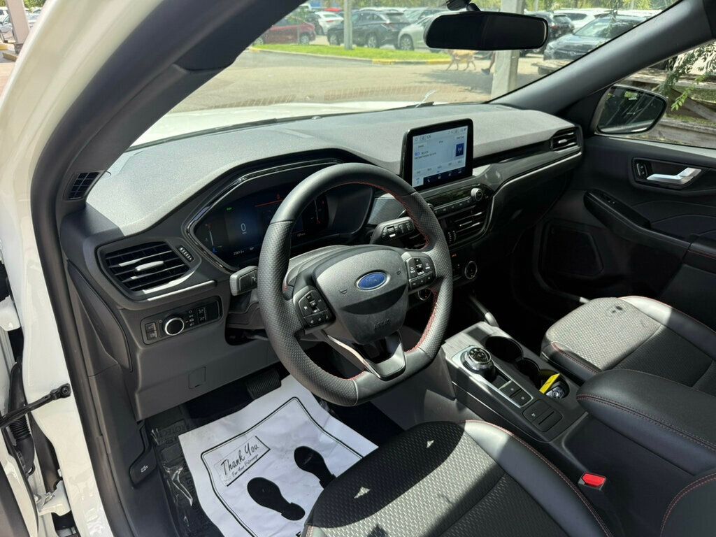 2025 Ford Escape Hybrid ST-Line photo 3