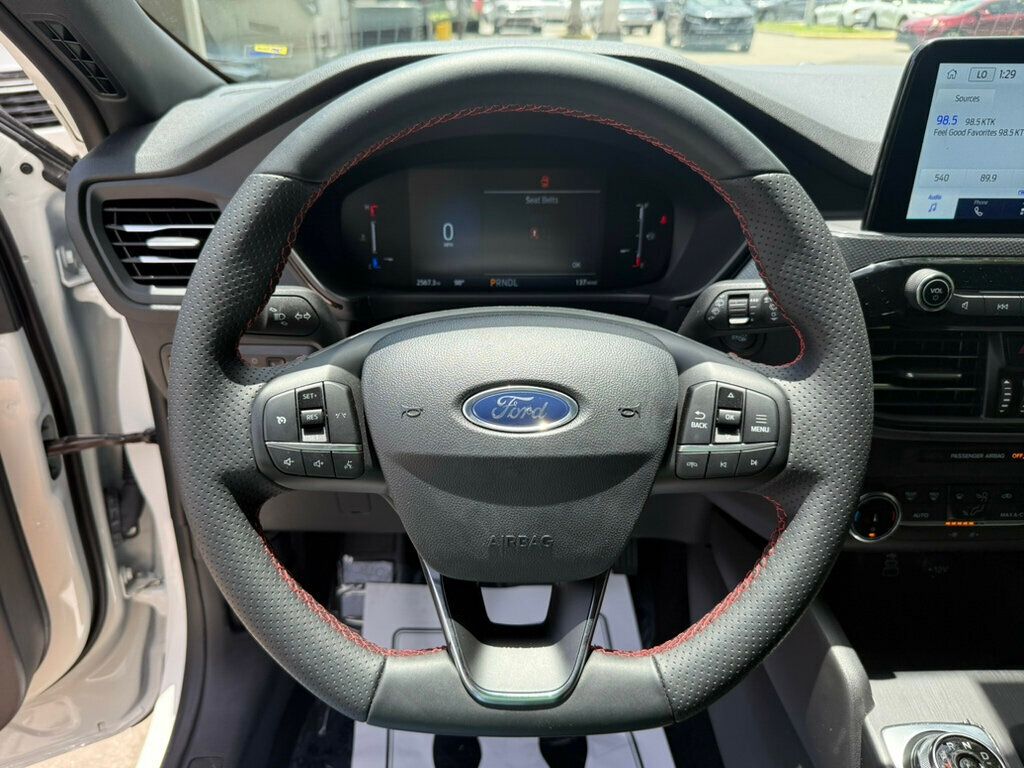 2025 Ford Escape Hybrid ST-Line photo 4