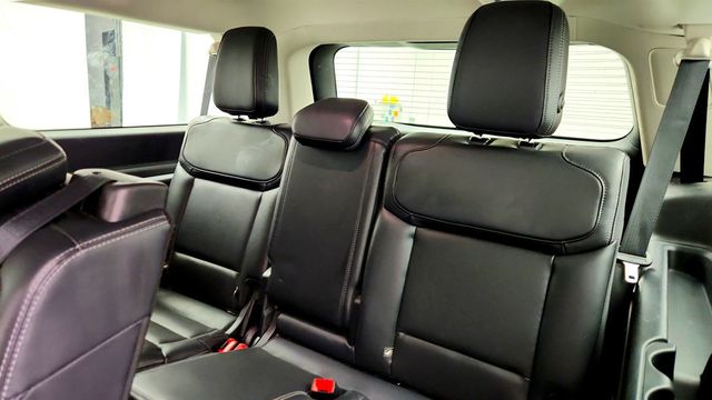 2025 Ford Expedition Max Platinum 4x4 w/ 2nd Row Power Folding Bench Seat & 8 Seats - 23009714 - 23