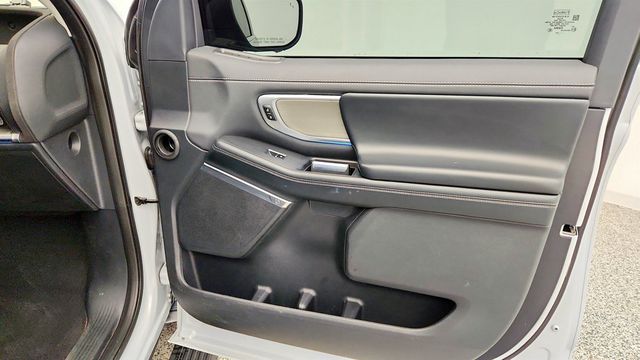 2025 Ford Expedition Max Platinum 4x4 w/ 2nd Row Power Folding Bench Seat & 8 Seats - 23009714 - 29