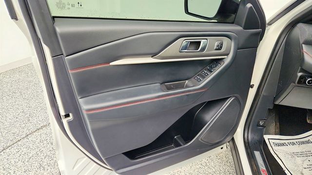 2025 Ford Explorer ST-Line 4WD with Premium Pkg, Panoramic Vista Roof & Street Pack - 22963434 - 10
