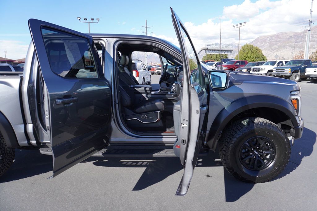 2025 Ford F-150 Raptor photo 23