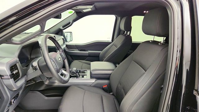 2025 Ford F-150 XLT 4WD SuperCrew 5.5' Box w/ 302A, PowerBoost, Black Appearance - 23028792 - 18