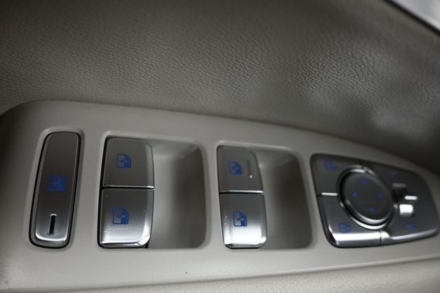 2025 Genesis G70 2.5T RWD - 23060729 - 25