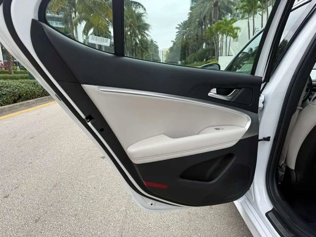 2025 Genesis G70 2.5T Standard Sedan 4D - 22975060 - 17