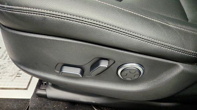 2025 Genesis GV70 2.5T AWD w/ Select Pkg, Panoramic Roof & Heated Steering Wheel - 23007752 - 11