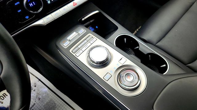 2025 Genesis GV70 2.5T AWD w/ Select Pkg, Panoramic Roof & Heated Steering Wheel - 23007752 - 16