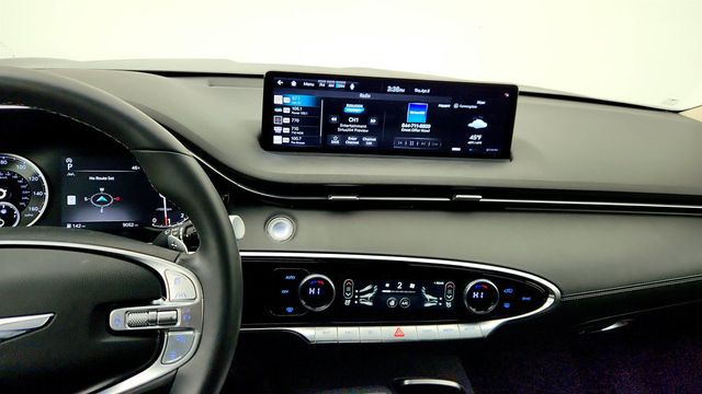 2025 Genesis GV70 2.5T AWD w/ Select Pkg, Panoramic Roof & Heated Steering Wheel - 23007752 - 17