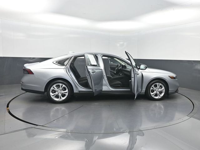 2025 Honda Accord Sedan LX CVT - 23056915 - 32