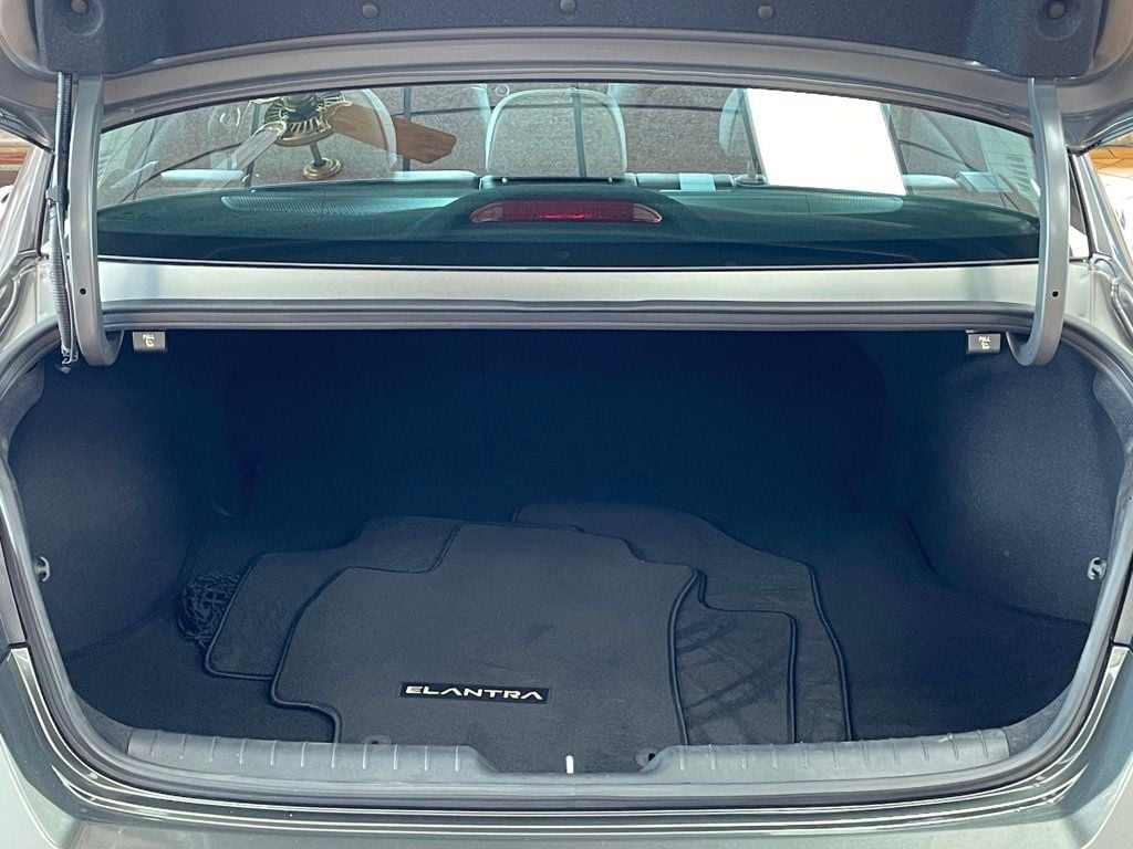 2025 Hyundai Elantra Limited IVT - 23000080 - 17