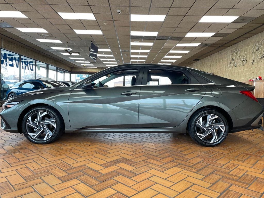 2025 Hyundai Elantra Limited IVT - 23000080 - 4