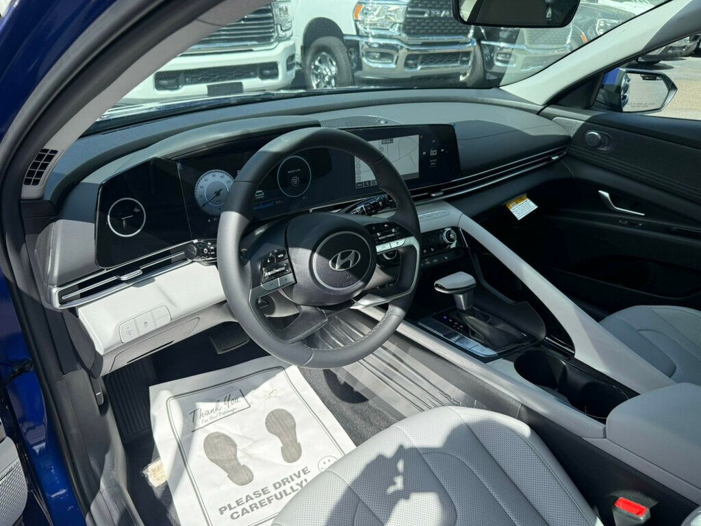 2025 Hyundai Elantra Limited photo 3