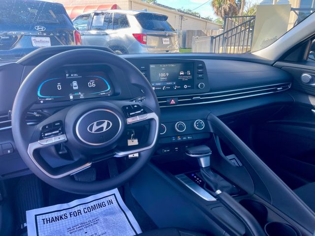 2025 Hyundai Elantra SE - 22966110 - 11