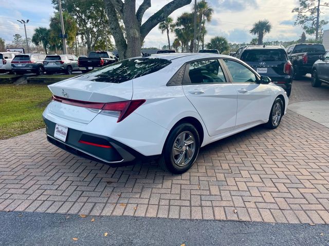 2025 Hyundai Elantra SE - 22966112 - 4