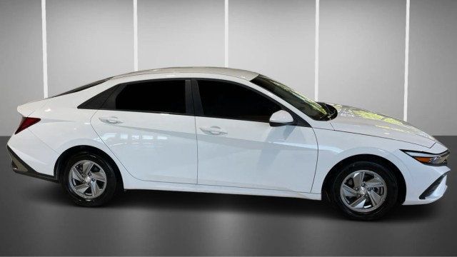 2025 Hyundai Elantra SE IVT - 23016133 - 2