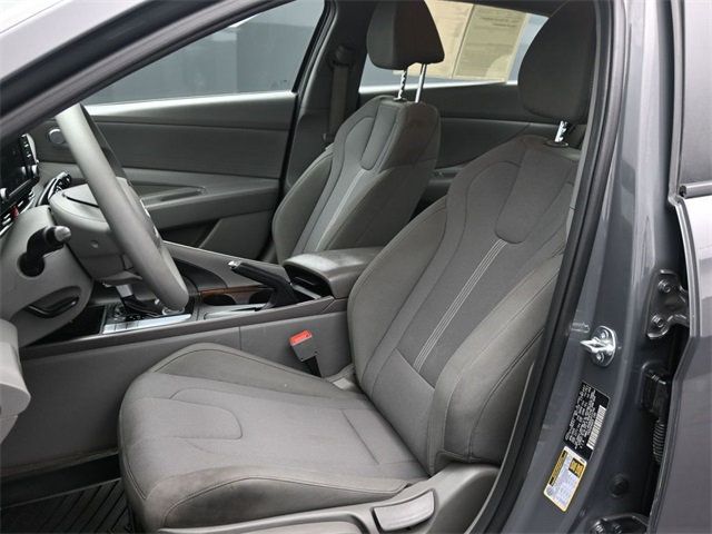 2025 Hyundai Elantra SE IVT - 22976931 - 10