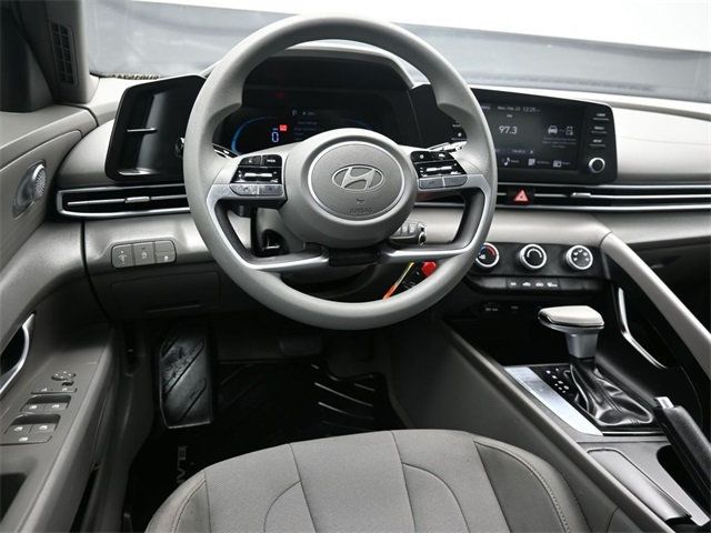 2025 Hyundai Elantra SE IVT - 22976931 - 18