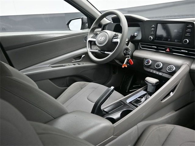 2025 Hyundai Elantra SE IVT - 22976931 - 19