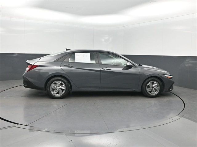 2025 Hyundai Elantra SE IVT - 22976931 - 32