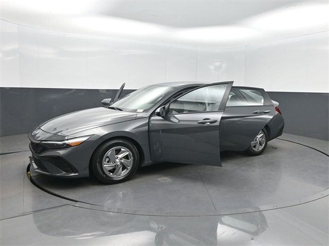 2025 Hyundai Elantra SE IVT - 22976931 - 35