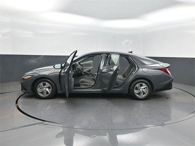 2025 Hyundai Elantra SE IVT - 22976931 - 38