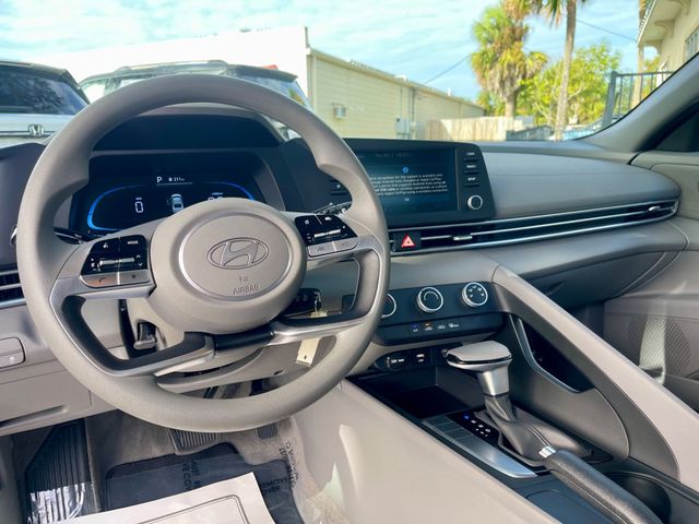 2025 Hyundai Elantra SE IVT - 22922345 - 10
