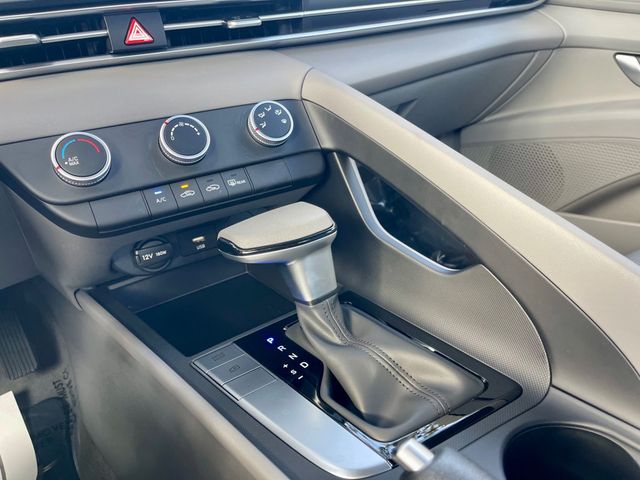 2025 Hyundai Elantra SE IVT - 22958487 - 12