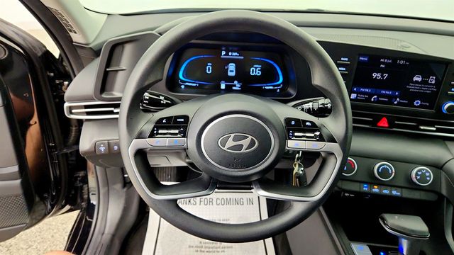 2025 Hyundai Elantra SE IVT - 23050522 - 11