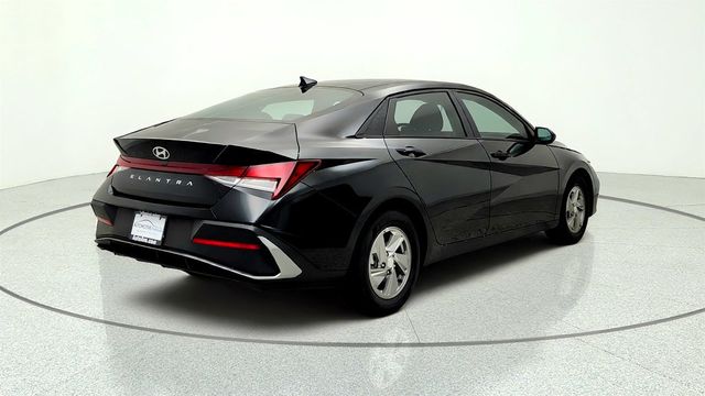 2025 Hyundai Elantra SE IVT - 23050522 - 4