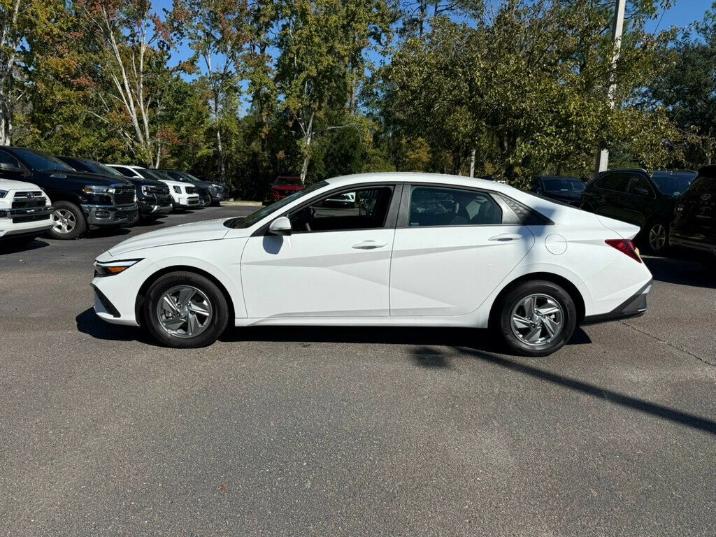 2025 Hyundai Elantra SE photo 2
