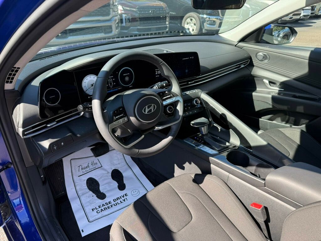 2025 Hyundai Elantra SEL Convenience photo 3