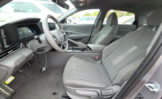 2025 Hyundai Elantra SEL Sport IVT - 22955483 - 4