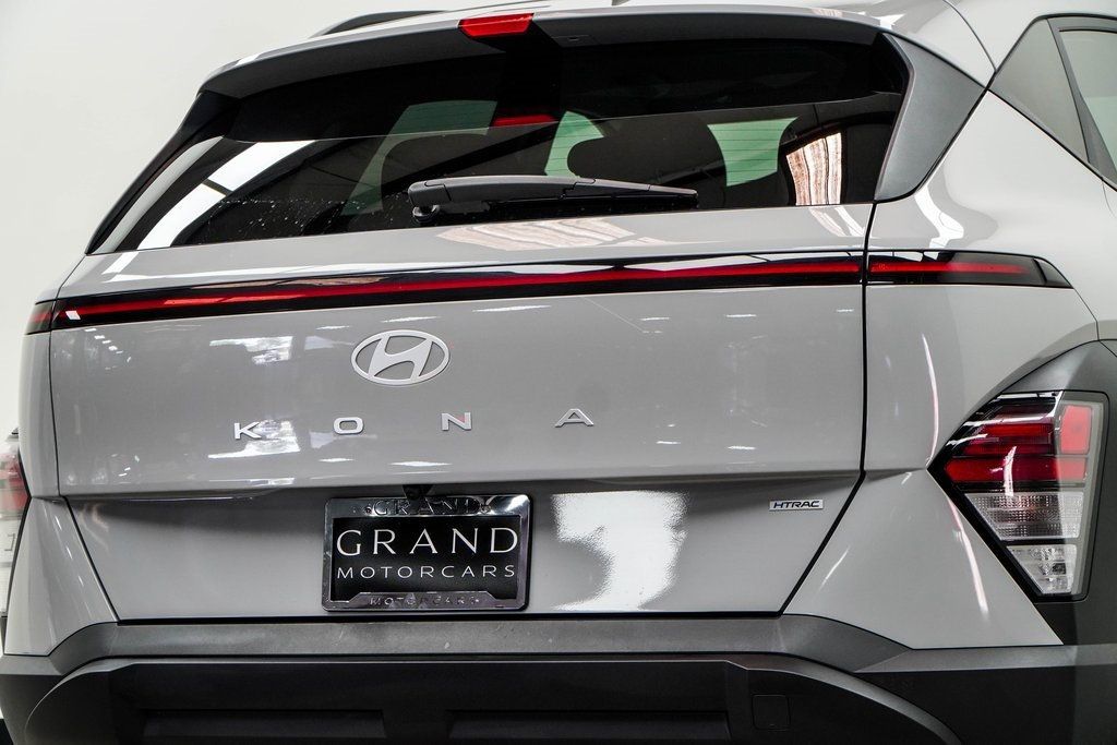 2025 Hyundai Kona SEL photo 12