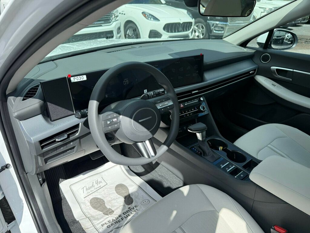 2025 Hyundai Sonata SE photo 3