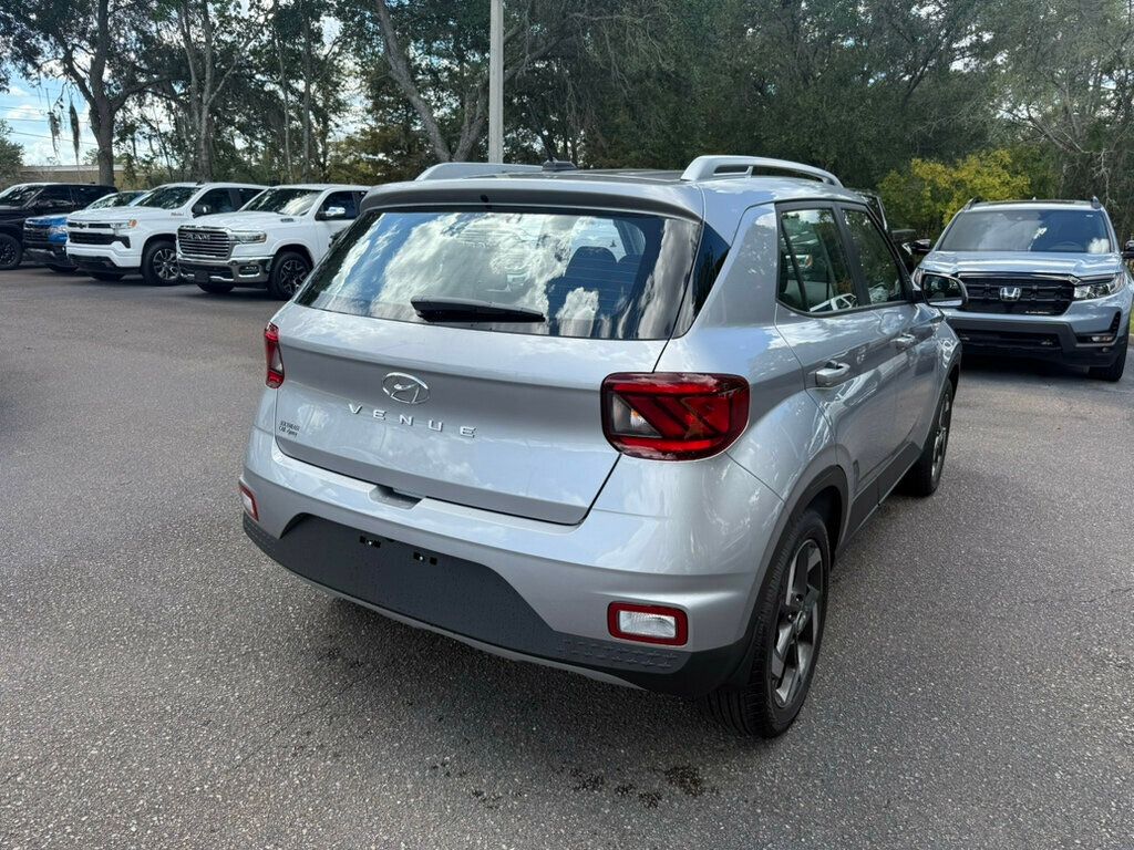 2025 Hyundai Venue SEL Limited photo 11
