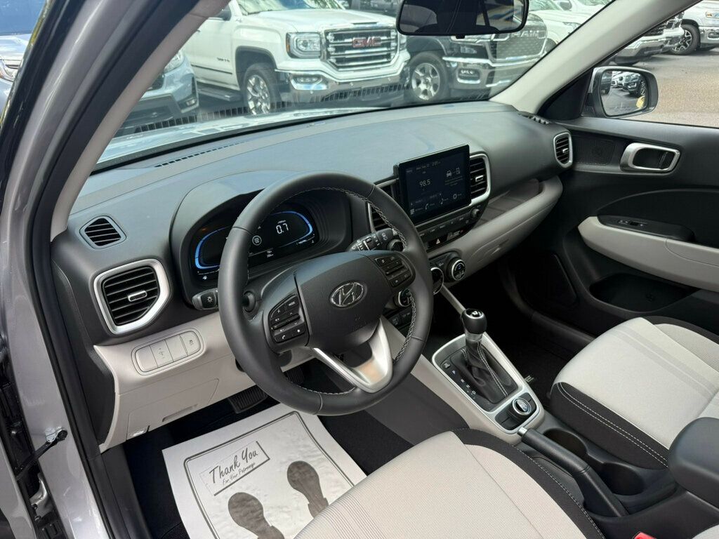 2025 Hyundai Venue SEL Limited photo 3